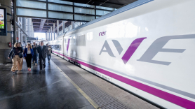 La presidenta de Adif, María Luisa Domínguez; la ministra de Transportes, Movilidad y Agenda Urbana, Raquel Sánchez y el presidente de Renfe, Isaías Táboas, en el viaje Madrid Sevilla. Europa Press