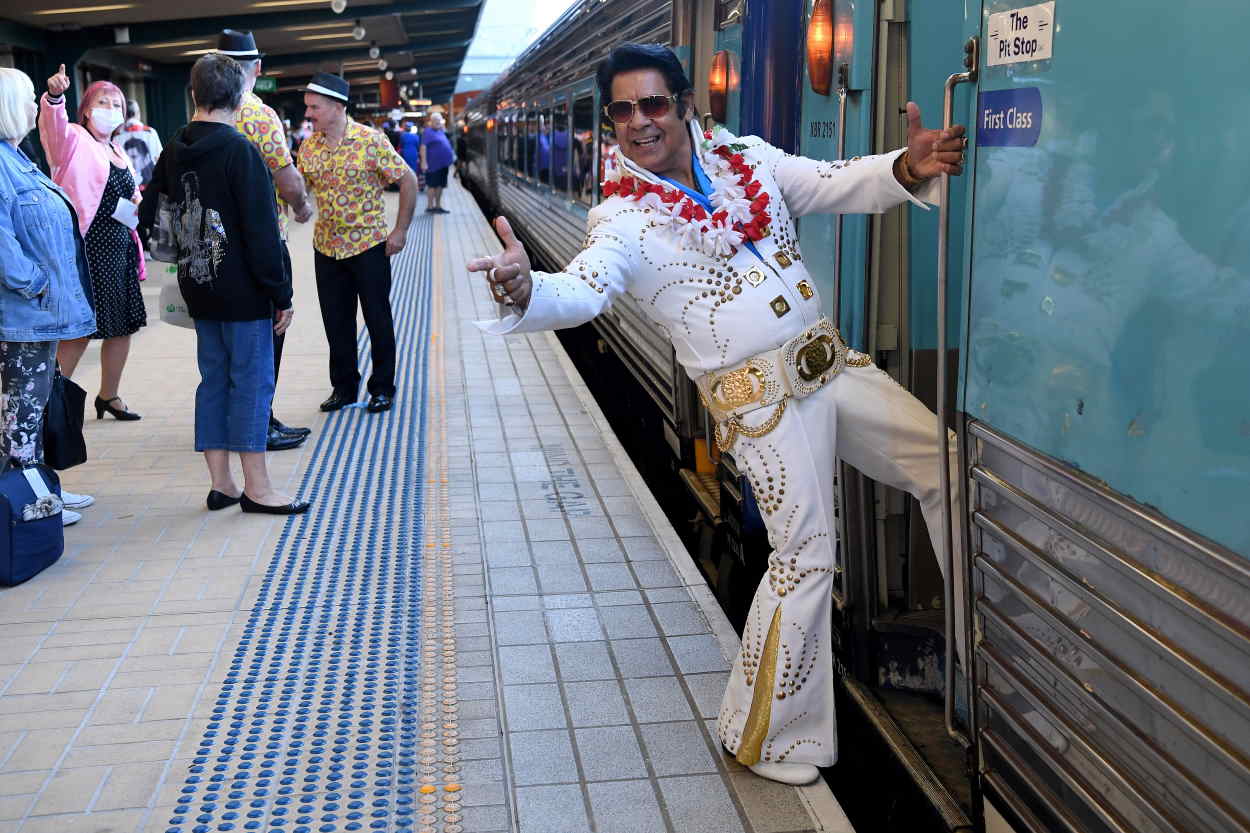 Un fan de Elvis en el Elvis Express de la estación de Sidney (Australia)