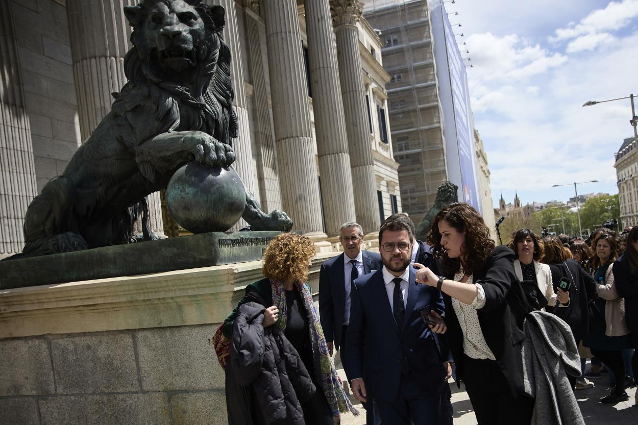 El presidente de la Generalitat de Cataluña, Pere Aragonès (c), a su salida de una reunión en el Congreso de los Diputados