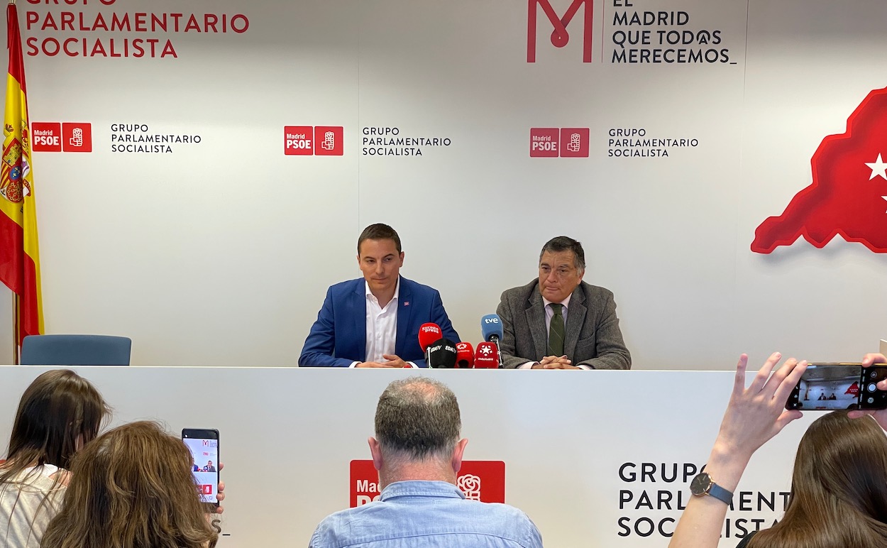 Juan Lobato comparece junto a su padre en la Asamblea de Madrid. F.C.M.