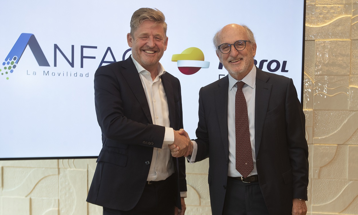 Repsol y ANFAC firman una alianza para la movilidad sostenible. Repsol