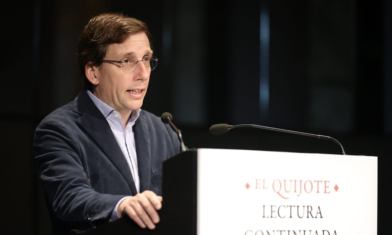 El alcalde de Madrid, José Luis Martínez Almeida, durante la lectura de 'El Quijote' en el Círculo de Bellas Artes. Europa Press.