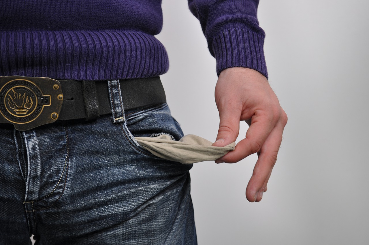Imagen de recurso de un hombre sin dinero en los bolsillos. Fuente: Pixabay.
