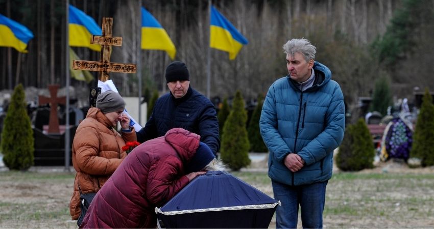 Vecinos de Irpin lloran la muerte de un familiar fallecido por los ataques rusos. EP