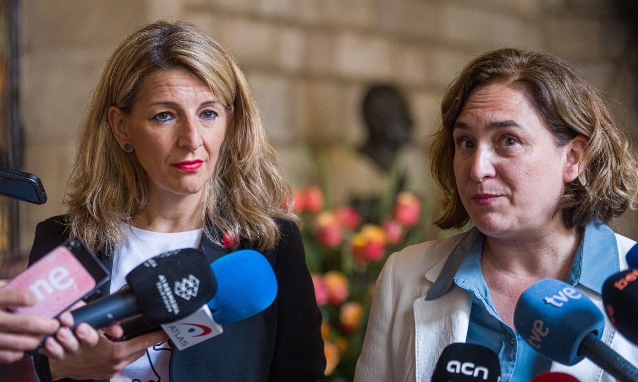 La alcaldesa de Barcelona, Ada Colau (d); atiende a los medios de comunicación junto a la vicepresidenta segunda del Gobierno y ministra de Trabajo y Economía Social, Yolanda Díaz (1)