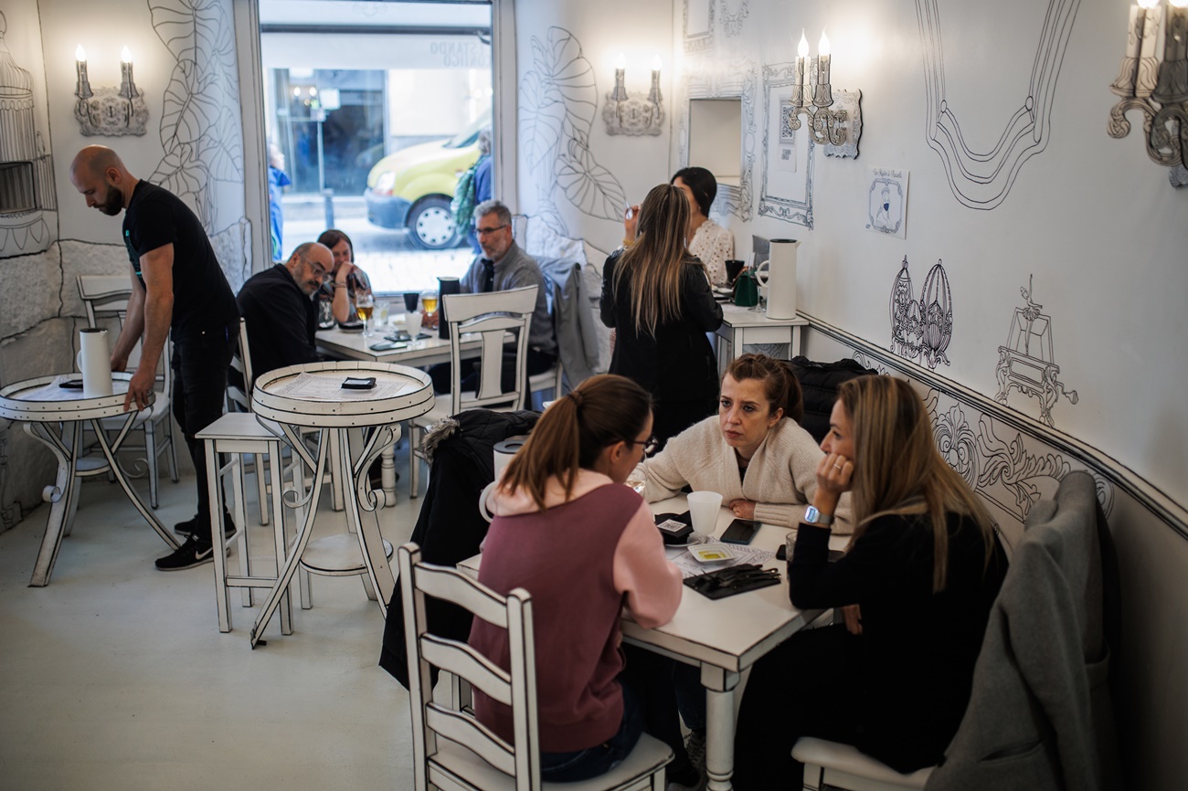 Varias personas sentadas en el interior de un bar el día de entrada en vigor del decreto que pone fin al uso de la mascarilla.