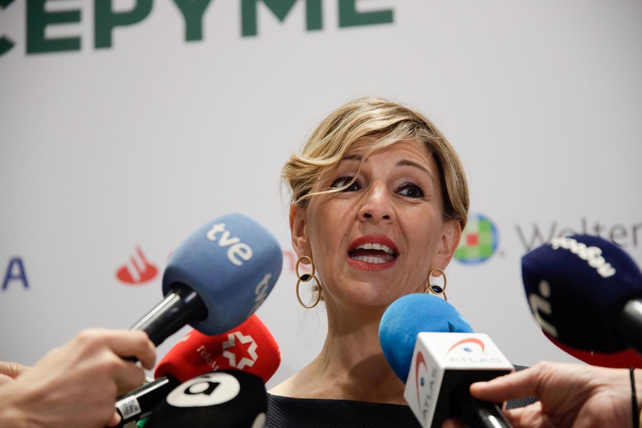 La vicepresidenta segunda del Gobierno y ministra de Trabajo y Economía Social, Yolanda Díaz, ofrece declaraciones a los medios a su llegada a la entrega de la VIII Edición de los Premios Cepyme