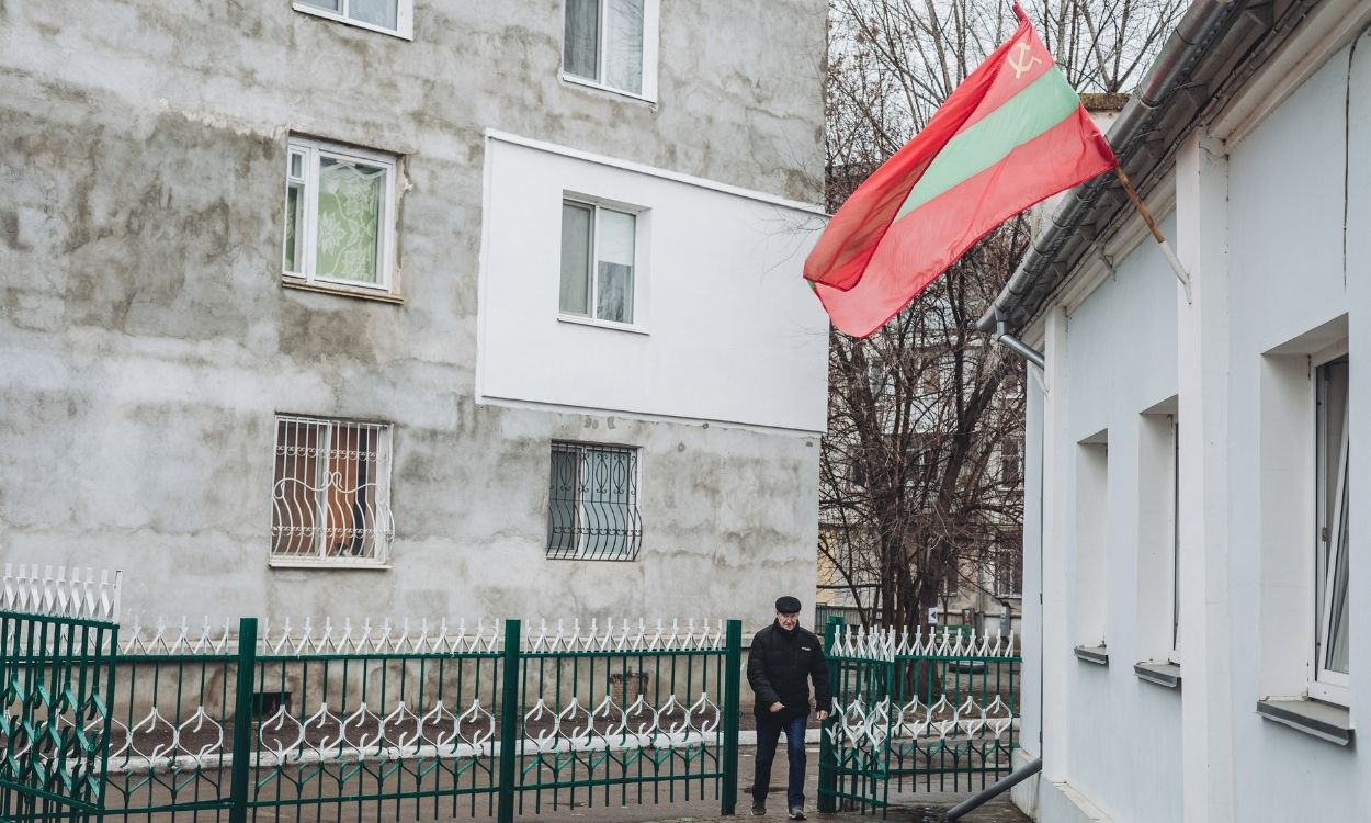 Bandera de la república de Transnistria en Tiraspol (Moldavia). EP