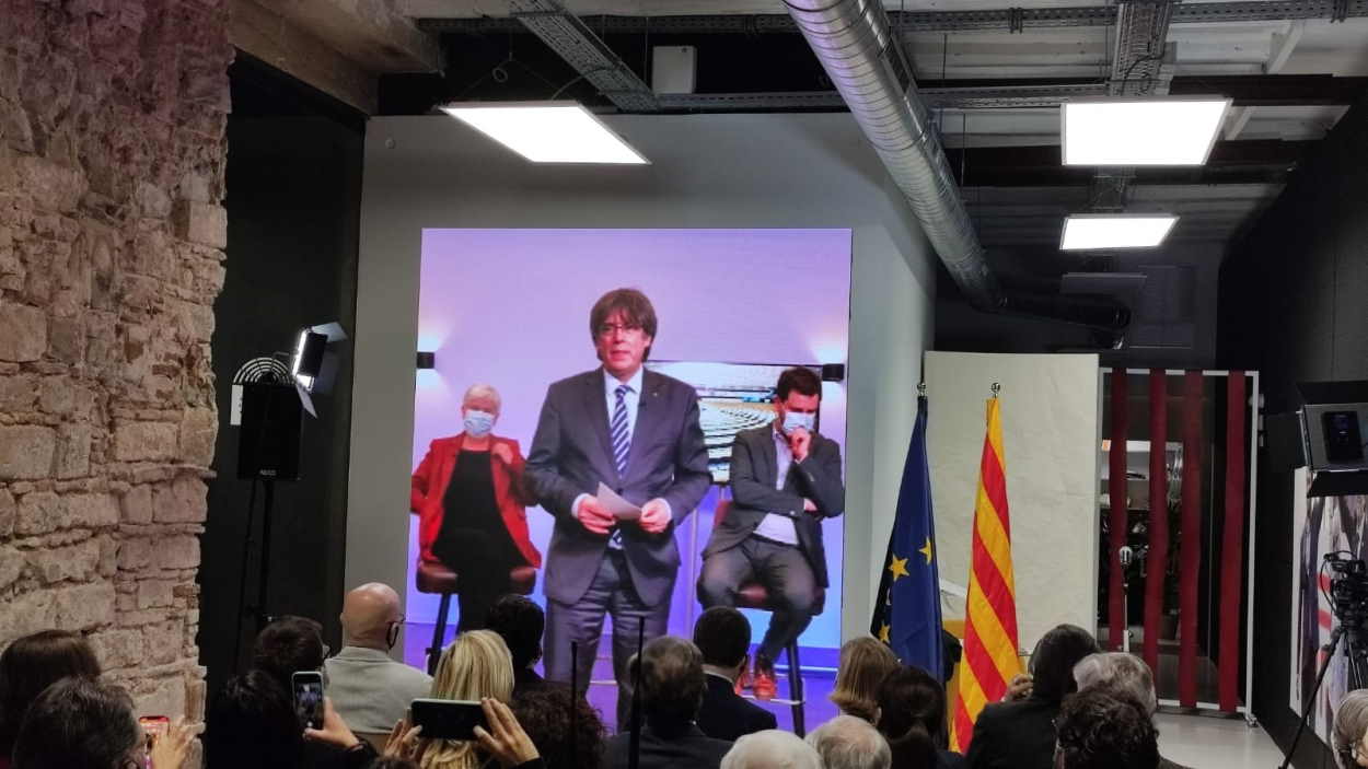 El expresidente de la Generalitat y eurodiputado, Carles Puigdemont, junto con los exconsellers y eurodiputados de Junts, Toni Comín y Clara Ponsatí