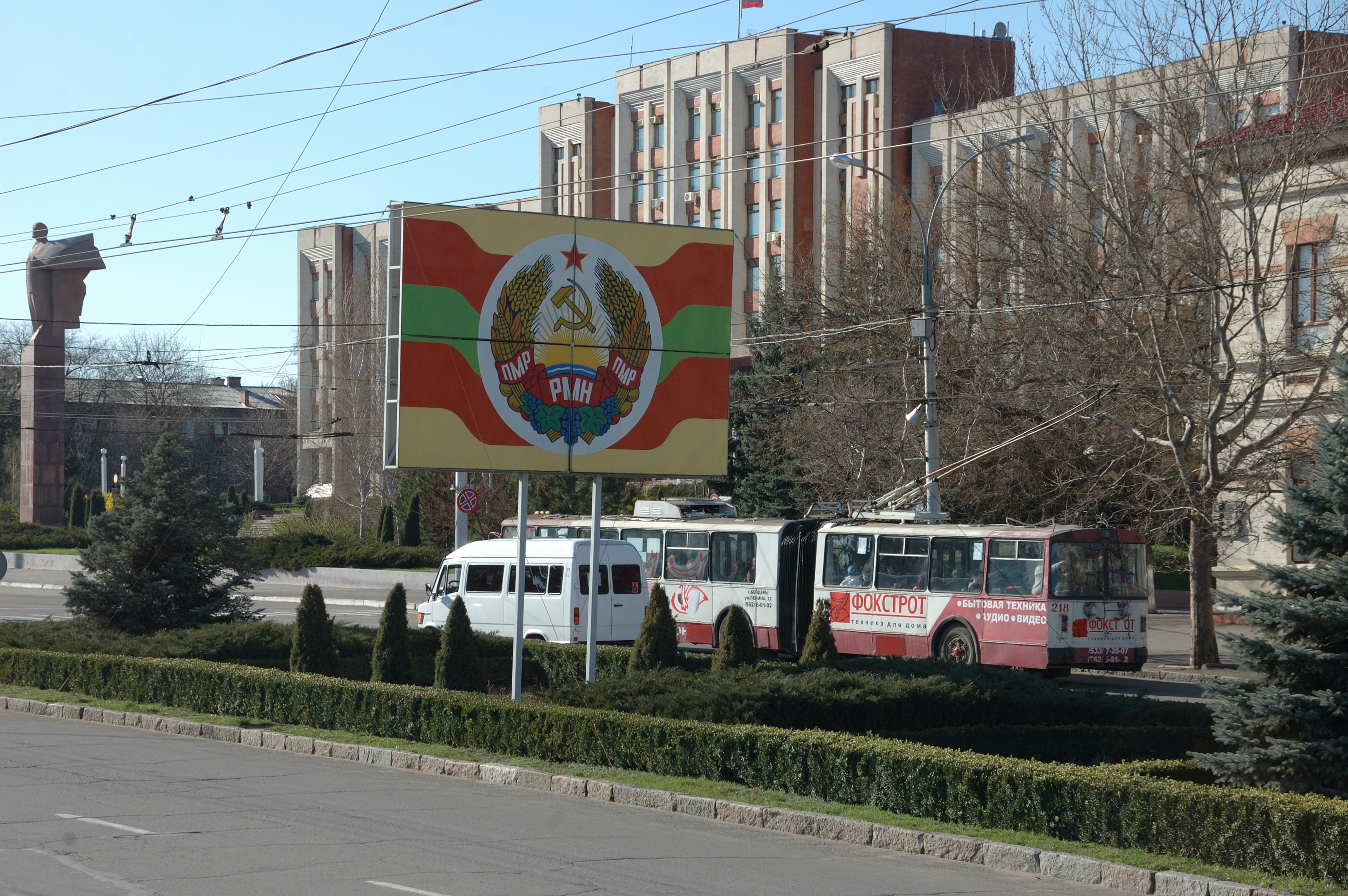 Una calle de Tiráspol, capital de Transnistria. En el centro se aprecia el escudo de la URSS y al fondo una estatua de Lenin. Jacques Bopp/ Unsplash. 