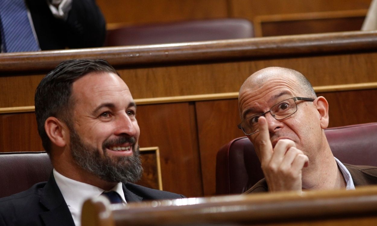  El presidente de VOX, Santiago Abascal y el diputado del PSC, José Zaragoza, durante la constitución de la XIII Legislatura de la Cámara Baja