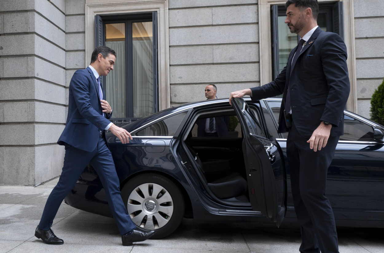 El presidente del Gobierno, Pedro Sánchez, entra en su vehículo