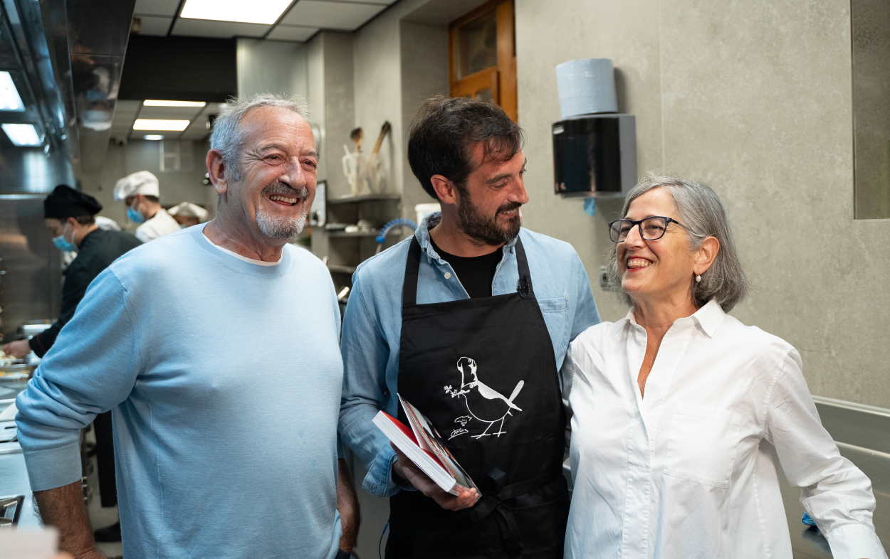 Joseba Arguiñano entre sus dos principales referentes culinarios, su padre Karlos Arguiñano y su tía Eva Arguiñano Fotógrafo Rubén Blyth