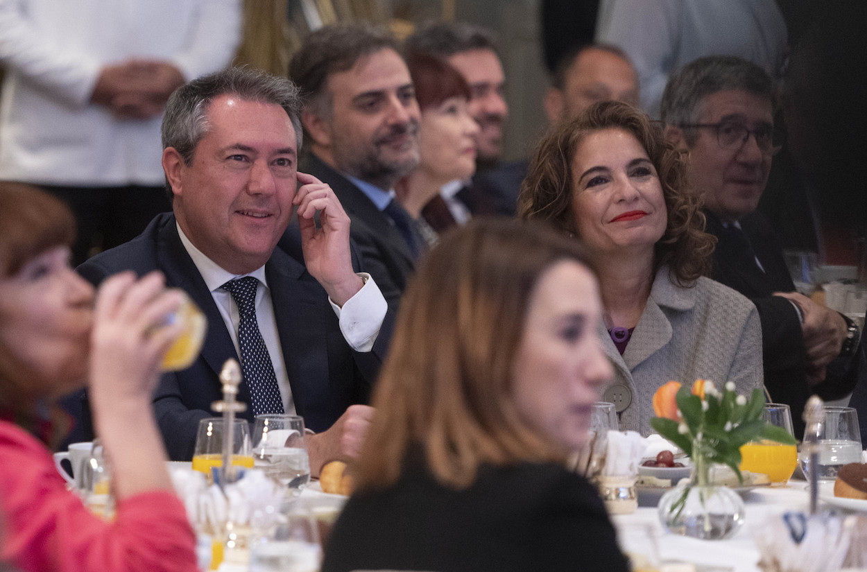 Juan Espadas, ayer en el Fórum Europa, junto a la ministra María Jesús Montero.