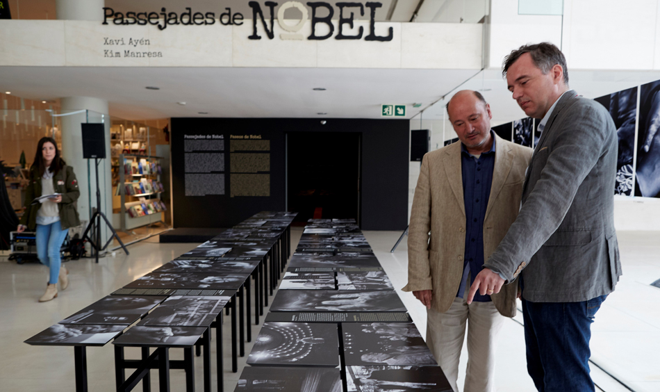 El fotógrafo Kim Manresa (i)y el periodista Xavi Ayén (d), se propusieron "bajar a los Nobel del pedestal"