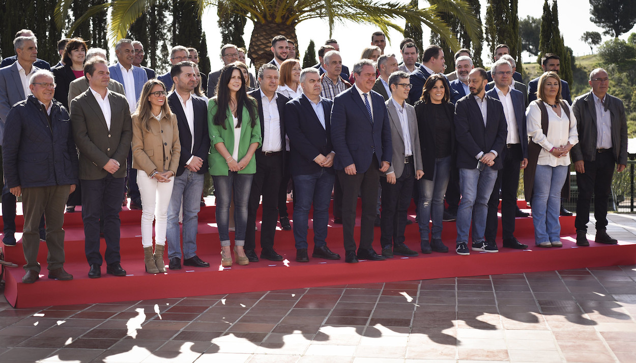 Foto de familia de la dirección del PSOE A, con dirigentes federales.