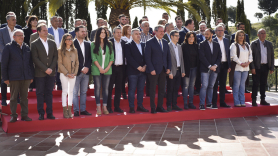 Foto de familia de la dirección del PSOE A, con dirigentes federales.