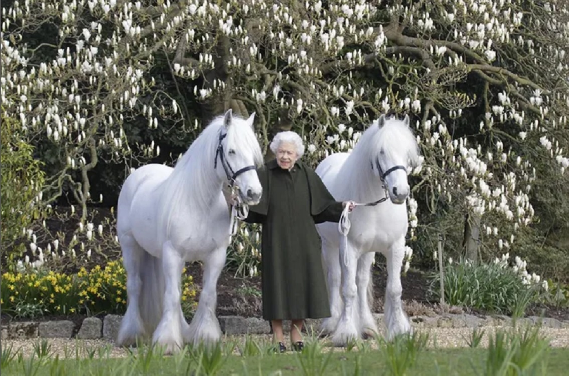 La reina Isabel II posa junto a sus dos ponis. @theroyalfamily INSTAGRAM