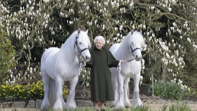 La reina Isabel II posa junto a sus dos ponis. @theroyalfamily INSTAGRAM
