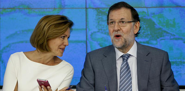 El presidente del Gobierno y del Partido Popular, Mariano Rajoy, junto a la secretaria general del partido, María Dolores de Cospedal