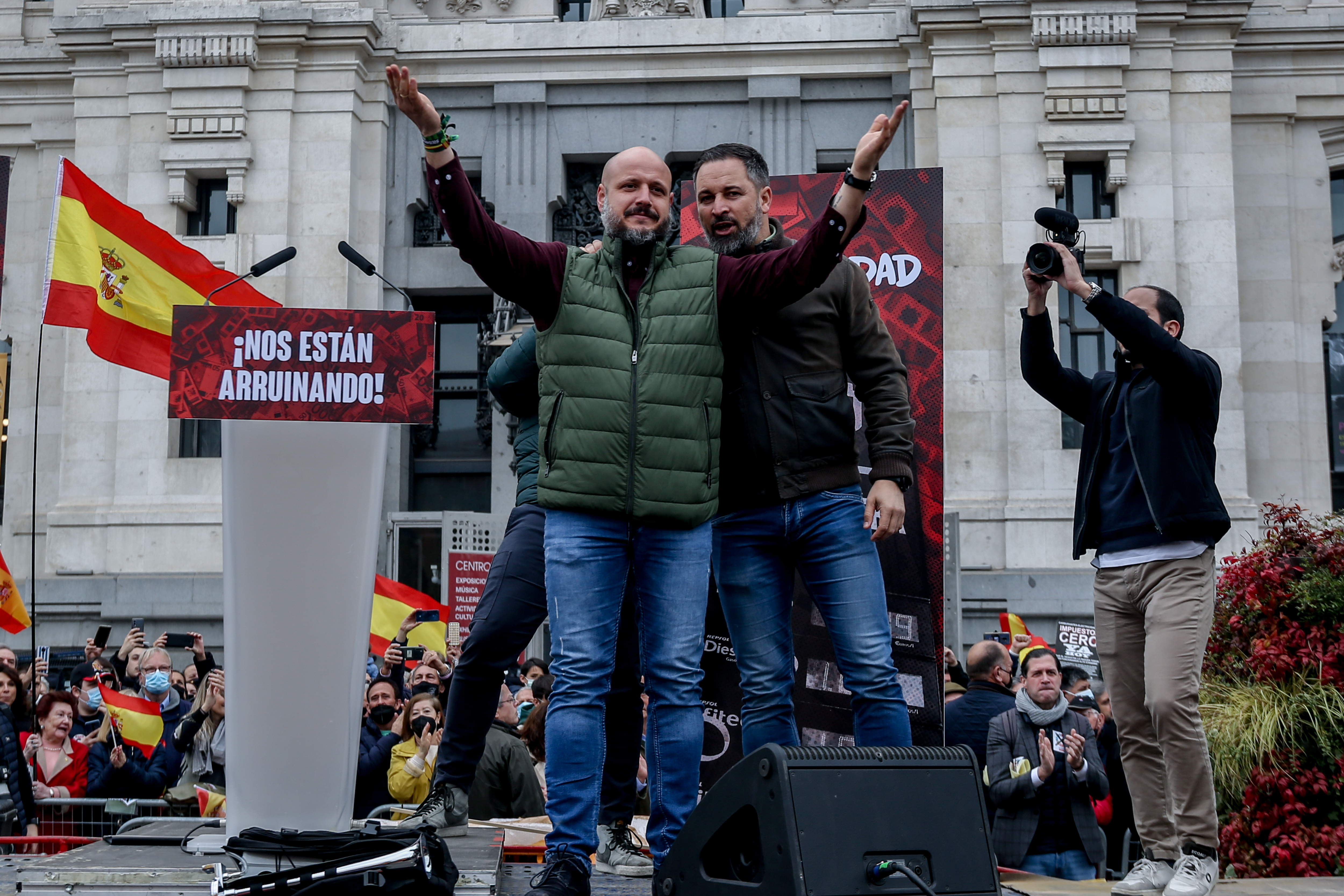 El portavoz adjunto de Andalucía VOX y secretario general de Solidaridad, Ricardo Alonso, y el líder de VOX, Santiago Abascal, se dirigen a los manifestantes en la protesta bajo el lema '¡Qué paguen ellos!', en Cibeles, a 19 de marzo de 2022, en Madrid (España).