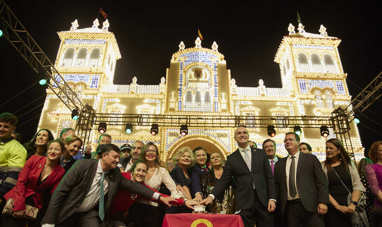 l alcalde de Sevilla, Antonio Muñoz, junto a varios miembros del servicio público aprietan el botón del alumbrado durante el arranque de la Feria de Abril. JOAQUÍN CORCHERO/EP