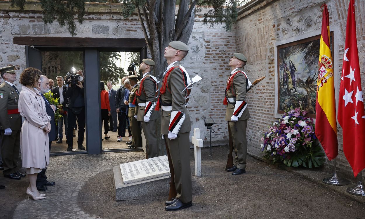 Ayuso preside la ofrenda floral a los Héroes del 2 de Mayo en el cementerio de la Florida