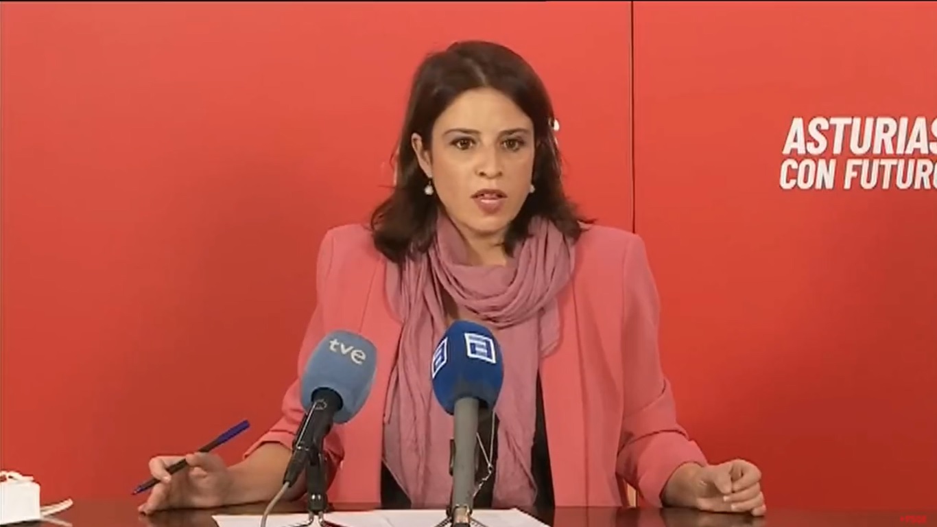 La vicesecretaria general del PSOE, Adriana Lastra, durante la rueda de prensa en Oviedo de este lunes. Fuente: Twitter.