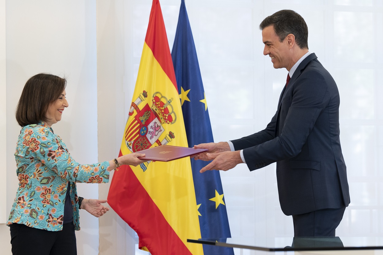 La ministra de Defensa, Margarita Robles, y el presidente del Gobierno, Pedro Sánchez, en una imagen de archivo. Fuente: Europa Press.