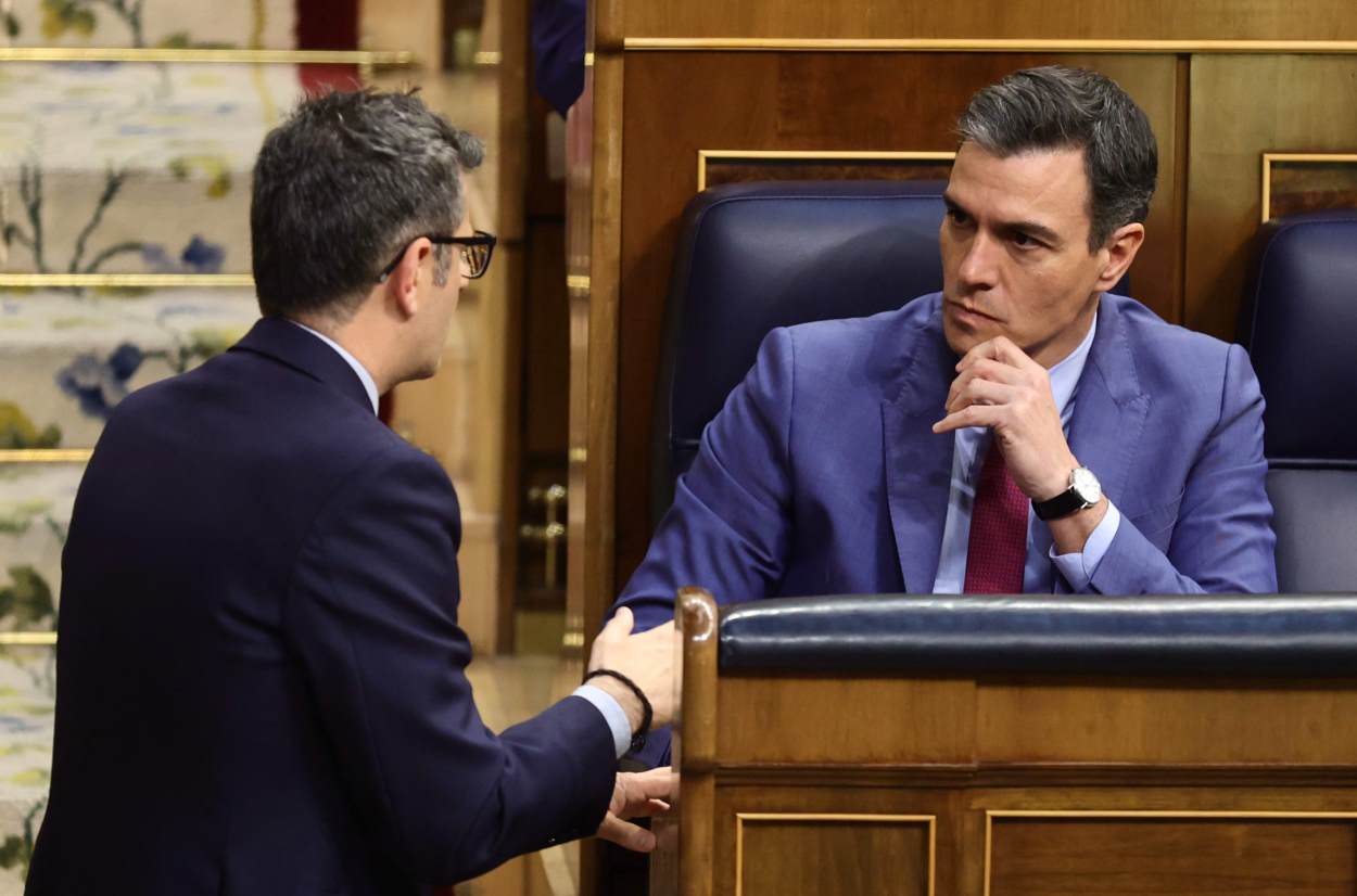 El ministro de la Presidencia, Félix Bolaños (i), y el presidente del Gobierno, Pedro Sánchez, conversan en una sesión plenaria