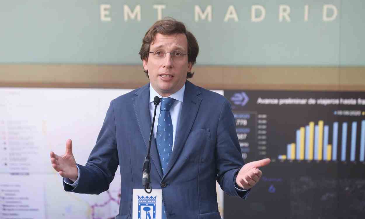 José Luis Martínez Almeida, alcalde de Madrid, en un Centro de Control de la EMT. EP
