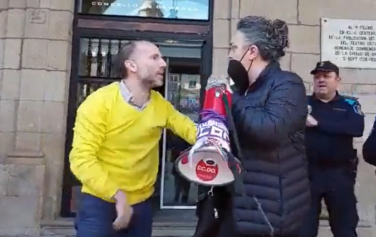 Momento de la agresión del alcalde de Ourense, Gonzalo Pérez Jácome, a una sindicalista. Fuente: Twitter.