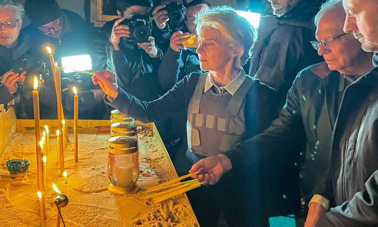 La presidenta de la Comisión Europea, Ursula Von der Leyen, encienden velas en memoria de las víctimas de la invasión rusa de Ucrania. Europa Press.