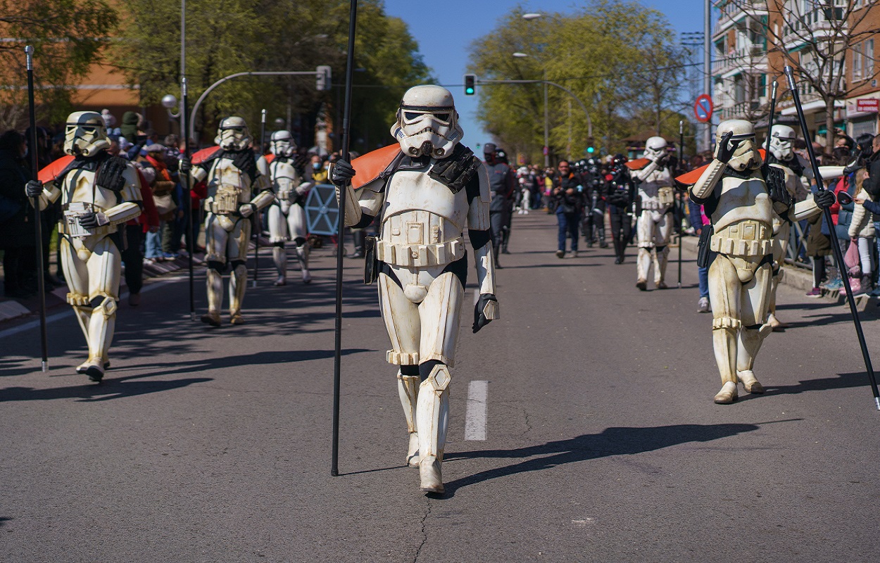 Varias personas desfilan por las calles celebrando el Día Mundial de Star Wars