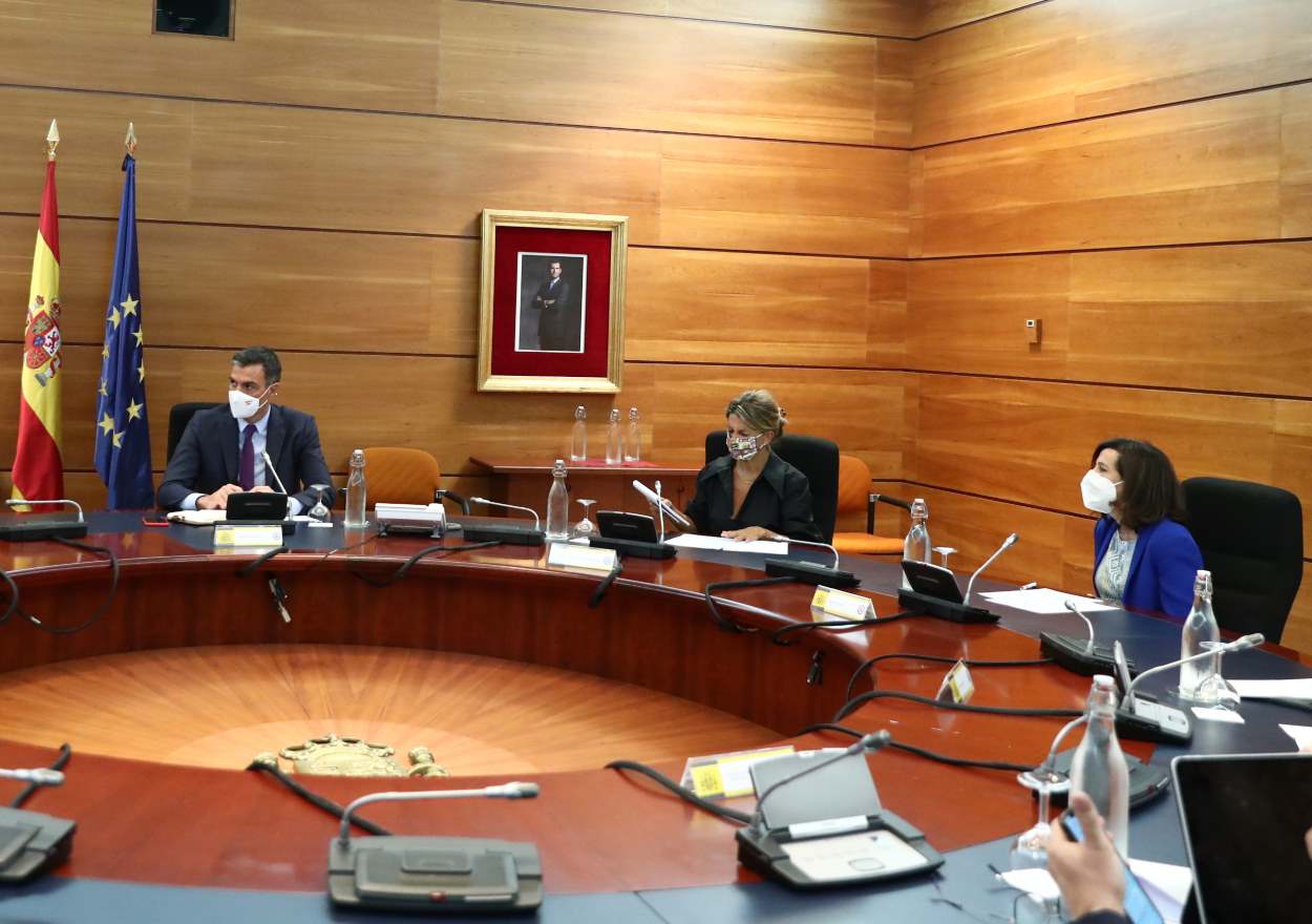 El presidente del Gobierno, Pedro Sánchez (2i), preside la reunión del Grupo de Trabajo Interministerial para abordar la situación en Afganistán