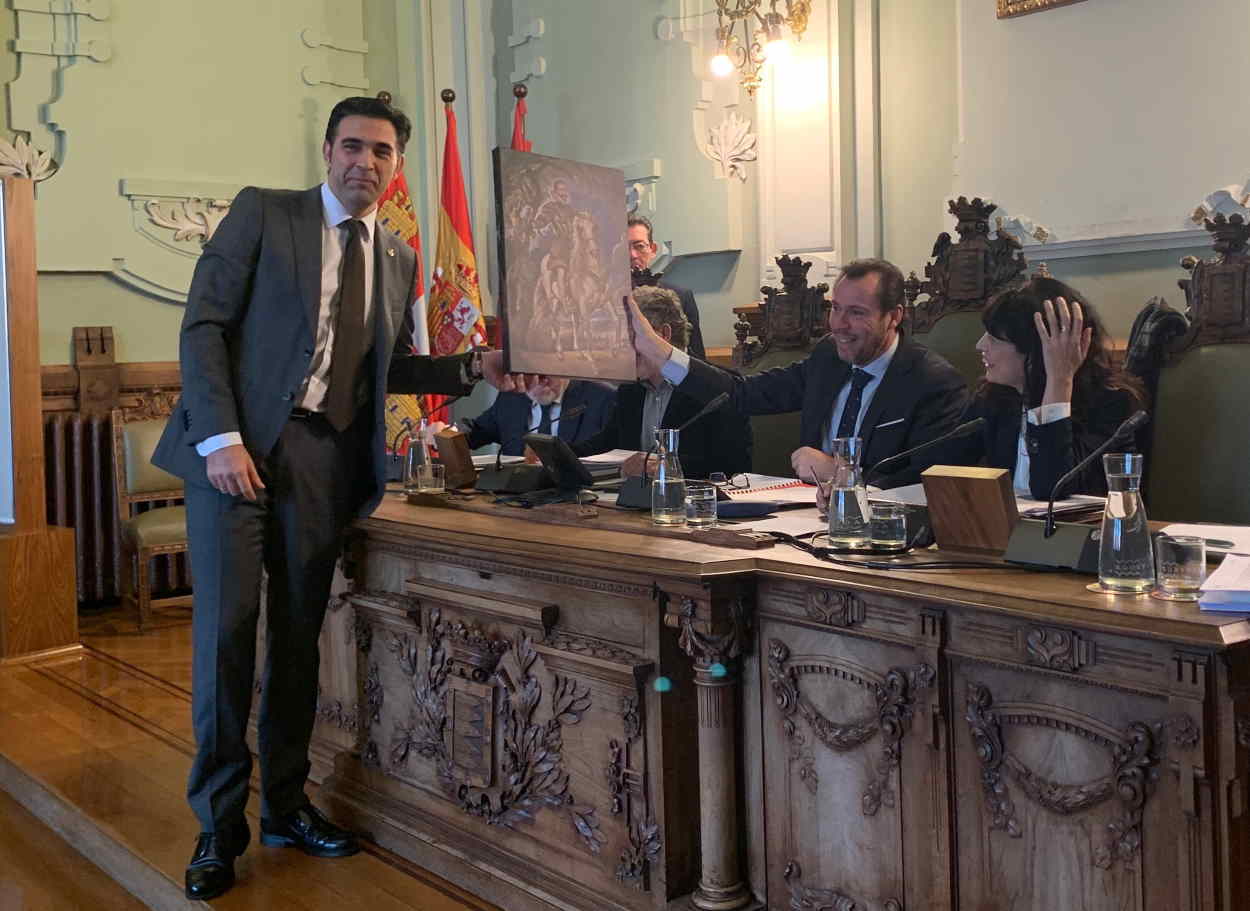 El portavoz de Vox en Valladolid, Javier García Bartolomé, entrega a Óscar Puente una réplica del retrato ecuestre del Duque de Lerma.