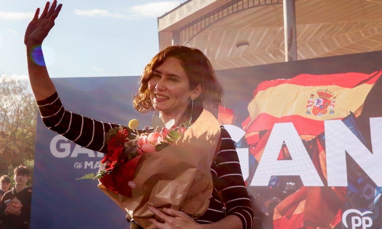 La presidenta de la Comunidad de Madrid, Isabel Díaz Ayuso, saluda con un ramo de flores en un acto de conmemoración, en el Parque de la Fuente, a 4 de mayo de 2022, en Fuenlabrada, Madrid (España). 