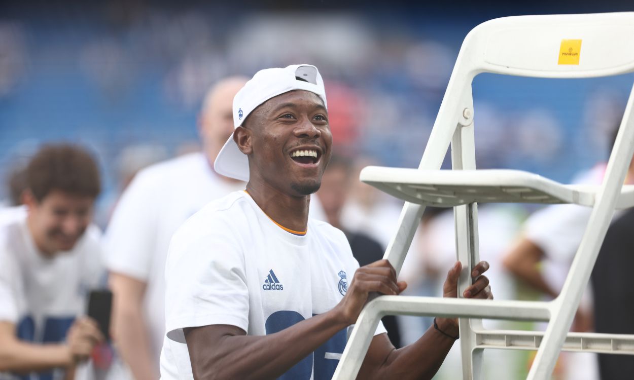 El jugador del Real Madrid David Alaba celebra la Liga con el ya tradicional alzamiento de la silla. Europa Press.