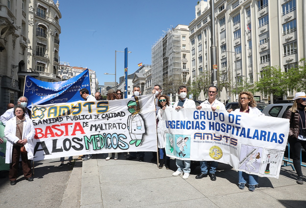 Varios sanitarios de AMYTS se manifiestan contra la gestión de la Comunidad de Madrid