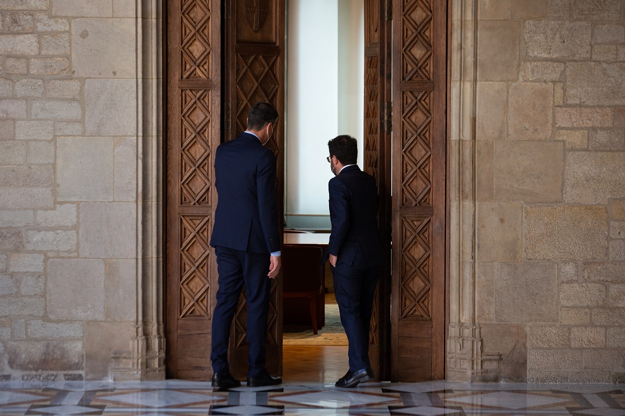 El presidente del Gobierno, Pedro Sánchez (i), y el de la Generalitat, Pere Aragonès (d), a su llegada para su reunión en el Palau de la Generalitat. David Zorrakino / Europa Press