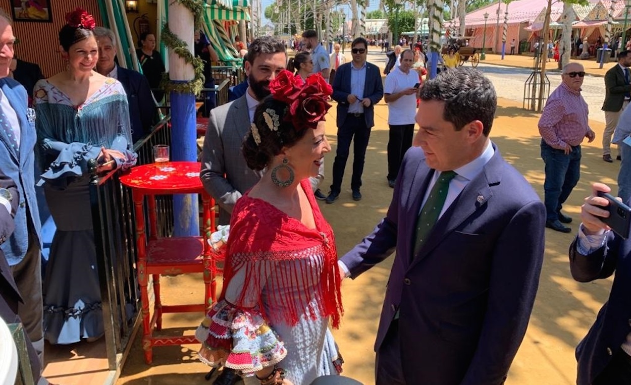 Juan Manuel Moreno y Macarena Olona se saludan en el real de la Feria de Sevilla, este jueves. EP