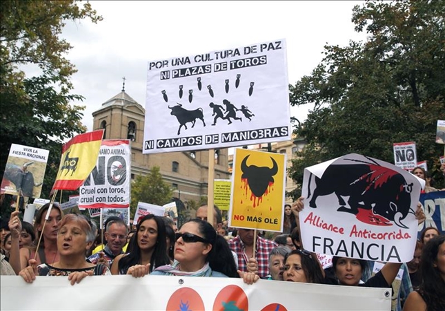 Manifestación de un grupo antitaurino en Zaragoza