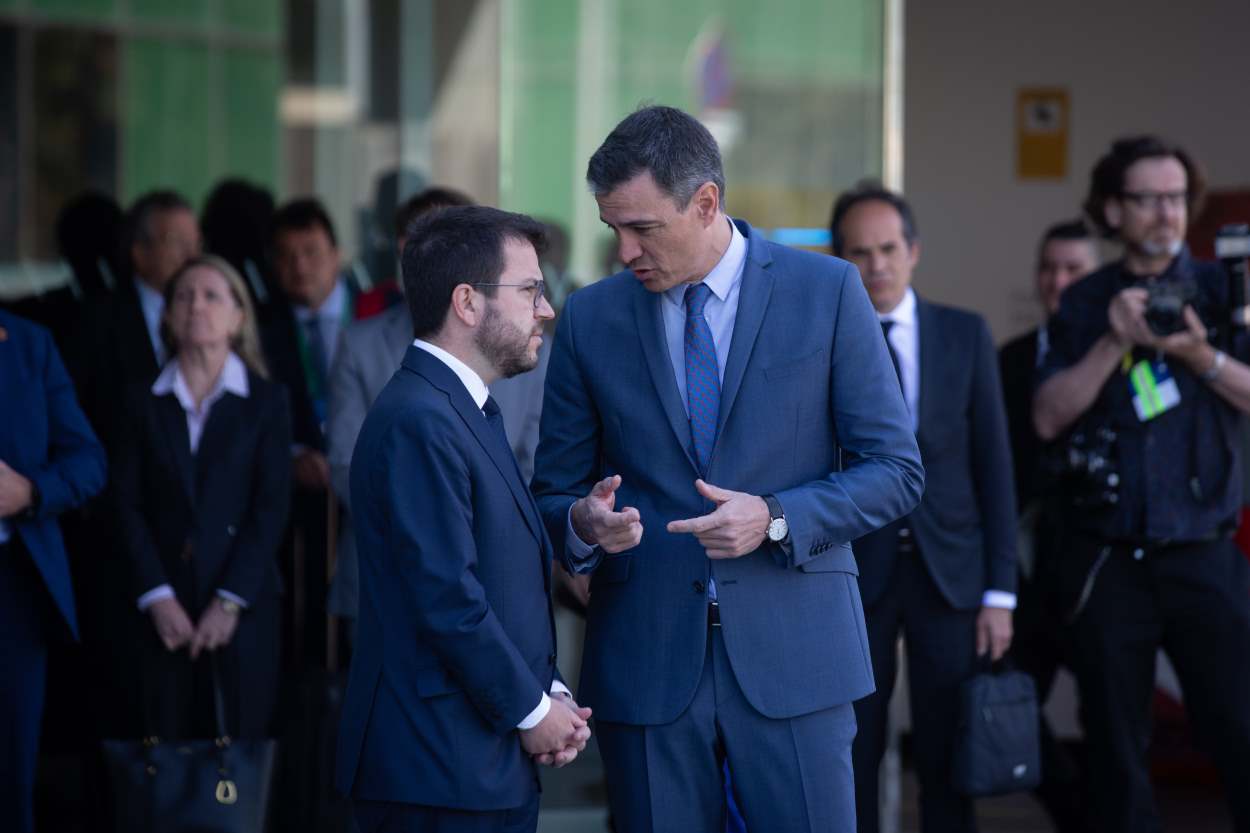 El presidente de la Generalitat, Pere Aragonès y el presidente del Gobierno, Pedro Sánchez, mantienen una conversación