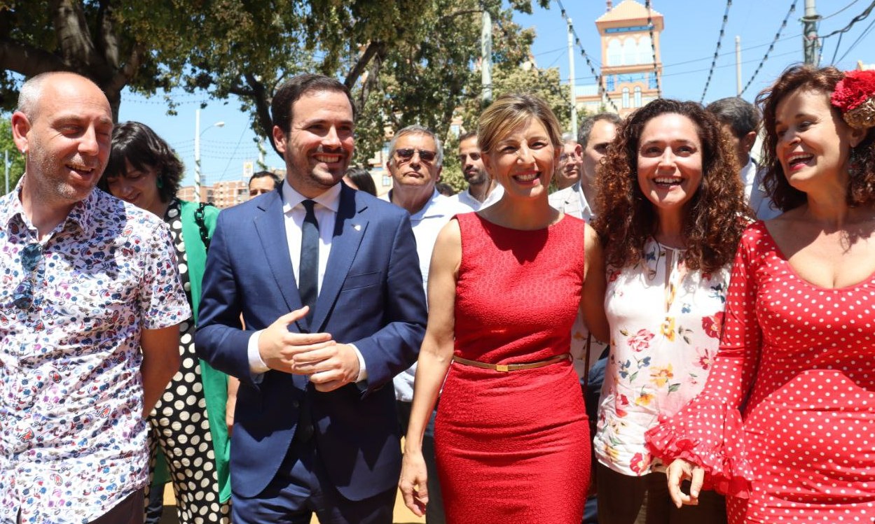 La vicepresidenta Yolanda Díaz, con Alberto Garzón, Inmaculada Nieto (IU), Esperanza Gómez (Más País) y Ernesto Alba (PCA), ayer en la Feria de Abril.