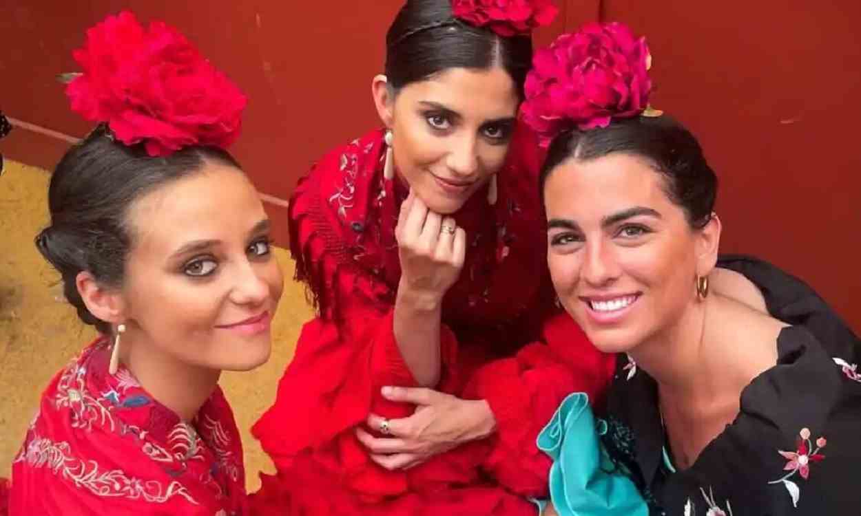 Victoria Federica, en la Feria de Abril junto a la 'influencer' María de Jaime y otra amiga. Instagram