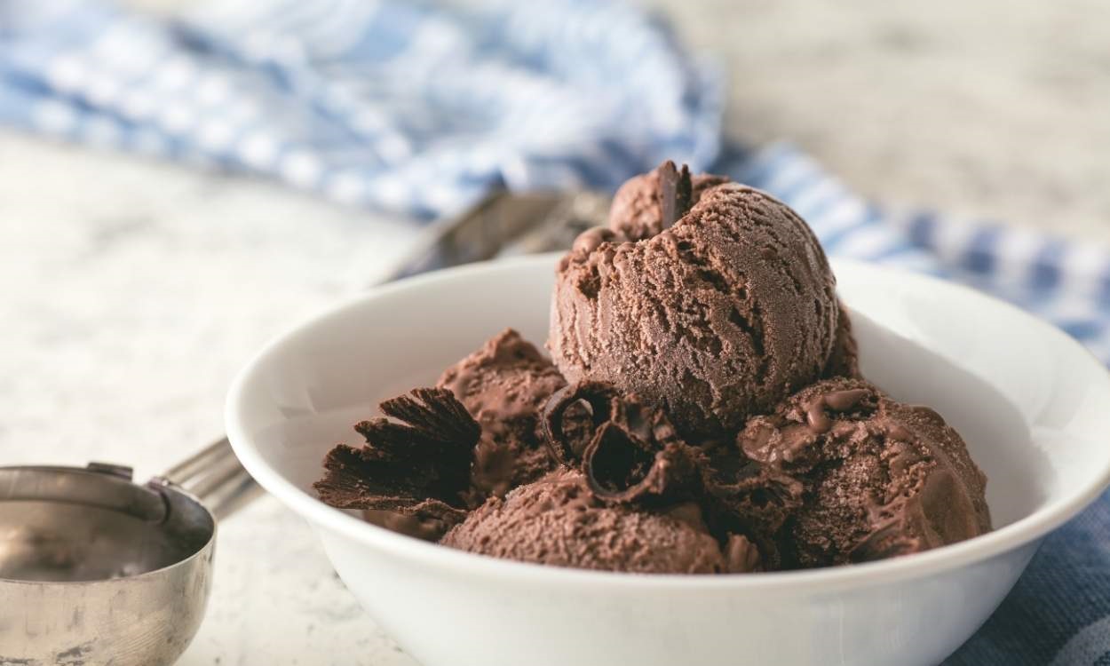 Helado de chocolate en una foto de archivo