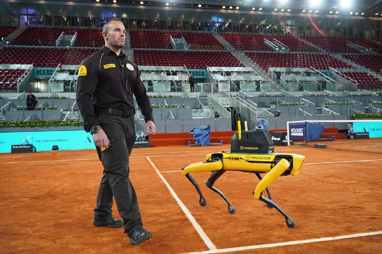 Yellow, el perro robot inteligente del Open de Madrid. Servimedia