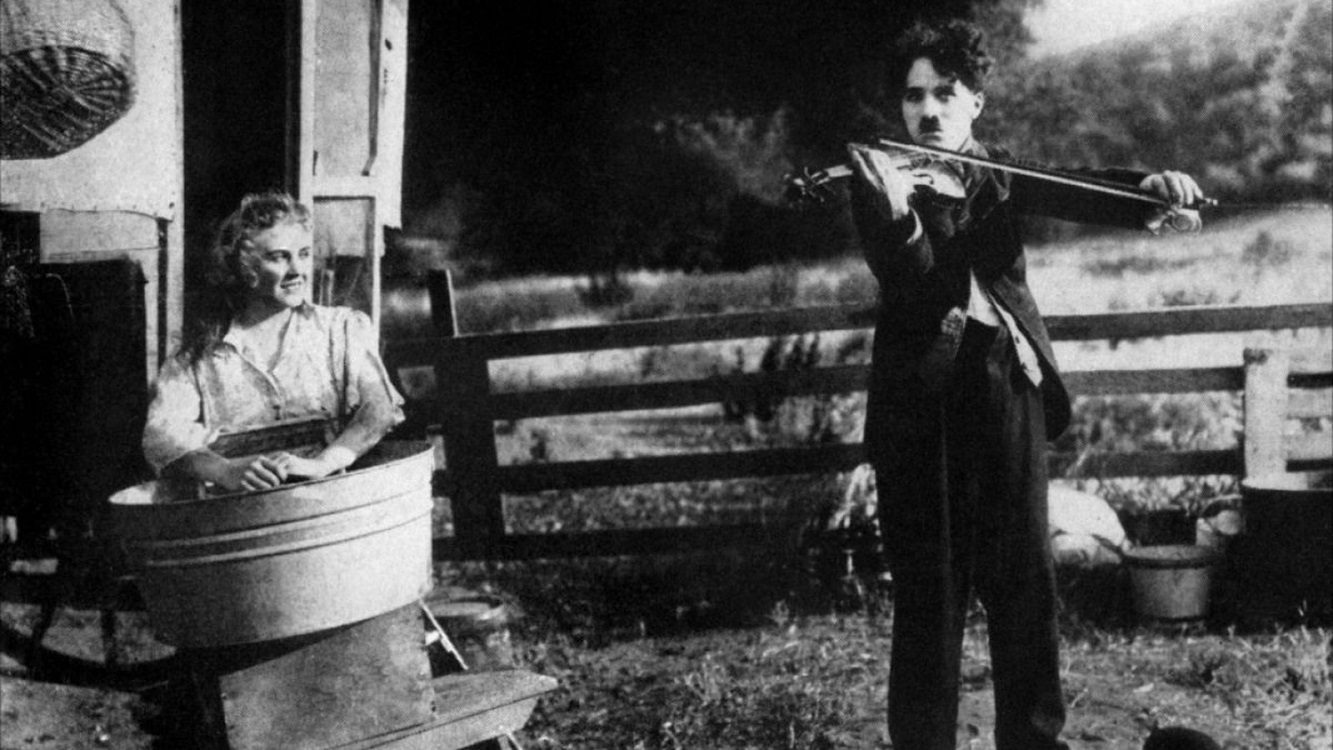 Charles Chaplin en una secuencia de 'El vagabundo' en un campamento. Fuente: archivo.