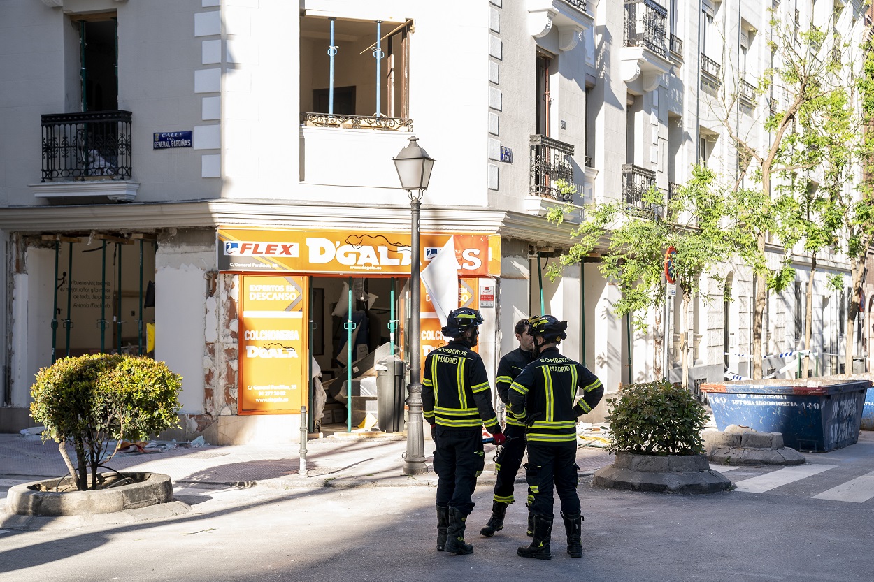 Bomberos del Ayuntamiento de Madrid siguen trabajando en las inmediaciones de la vivienda del barrio Salamanca. Fuente: Europa Press.