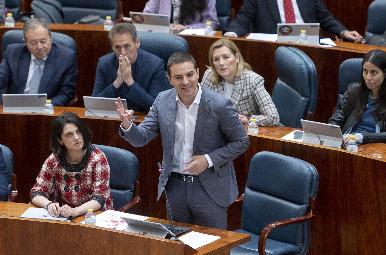 Juan Lobato, interviniendo en una sesión plenaria de la Asamblea de Madrid. Europa Press